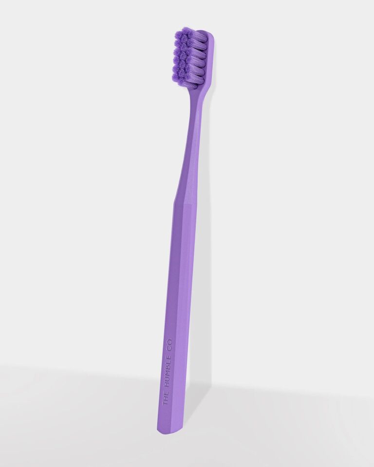 The Humble Co. Brush 7.000 Kıl İçeren Bitki Bazlı  Yeyişkin Diş Fırçası Lila