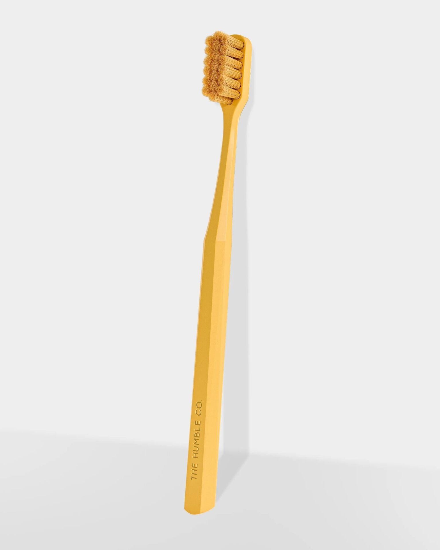 The Humble Co. Brush 7.000 Kıl İçeren Bitki Bazlı  Yeyişkin Diş Fırçası Sarı