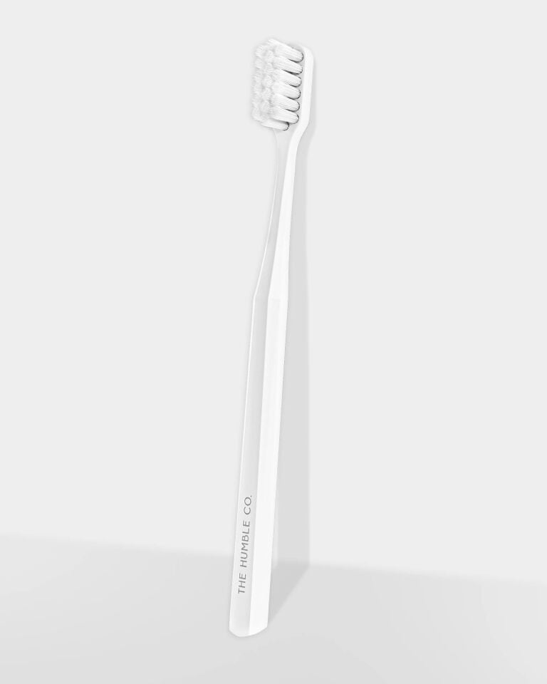 The Humble Co. Brush 7.000 Kıl İçeren Bitki Bazlı  Yeyişkin Diş Fırçası Beyaz