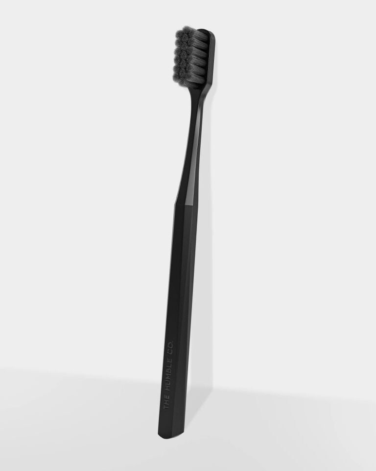 The Humble Co. Brush 7.000 Kıl İçeren Bitki Bazlı  Yeyişkin Diş Fırçası Siyah
