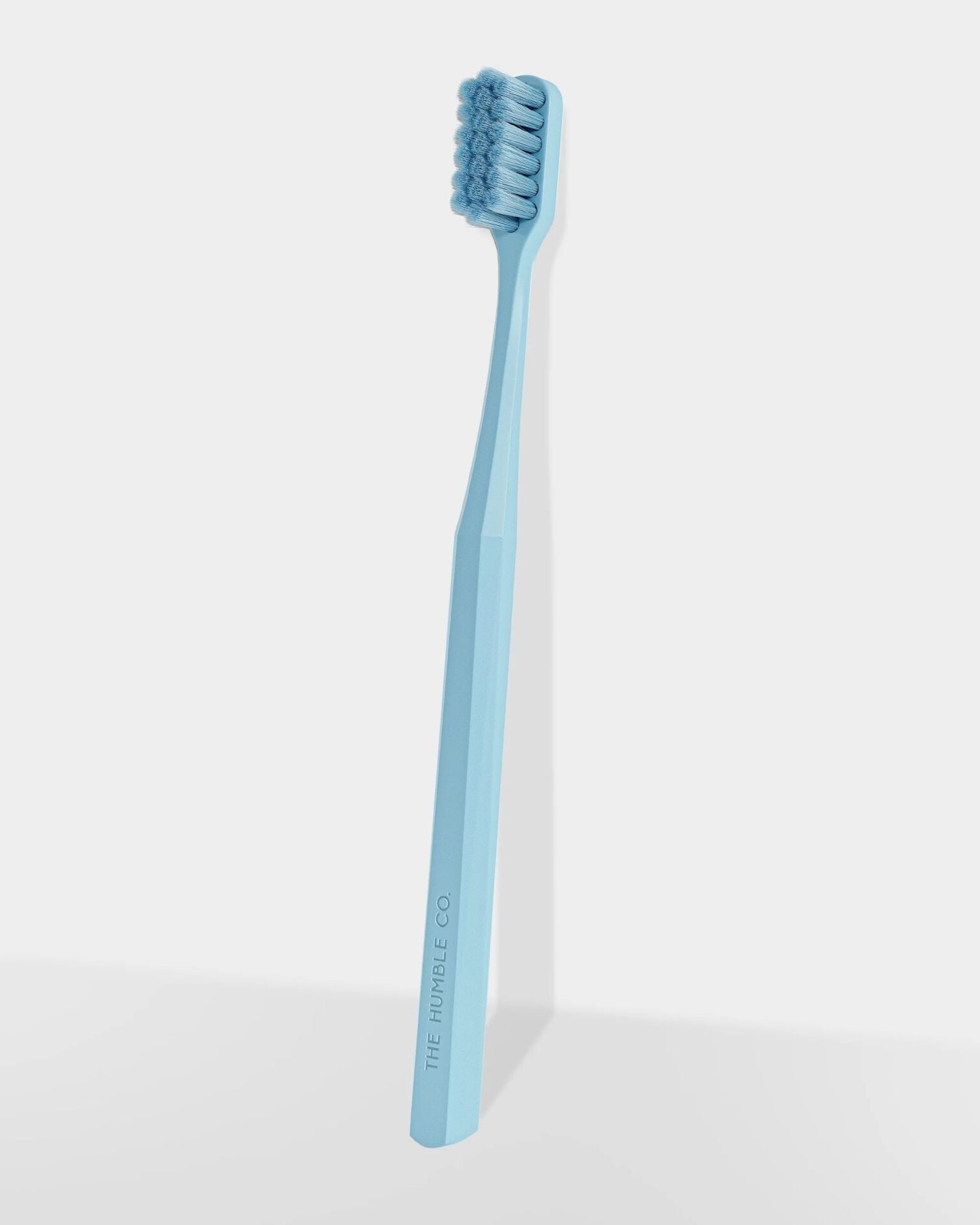 The Humble Co. Brush 7.000 Kıl İçeren Bitki Bazlı  Yeyişkin Diş Fırçası Mavi